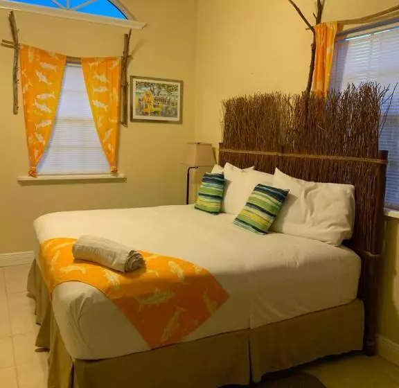 هتل Rolles Place Cabanas