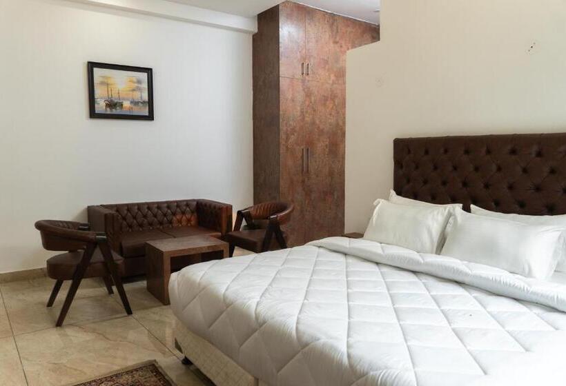 The Lodgers Hotel Near India Expo Centre & Mart Greater Noida