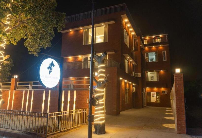 The Lodgers Hotel Near India Expo Centre & Mart Greater Noida