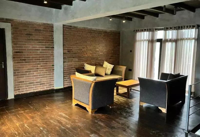 پانسیون Whistling Thrush Cottage