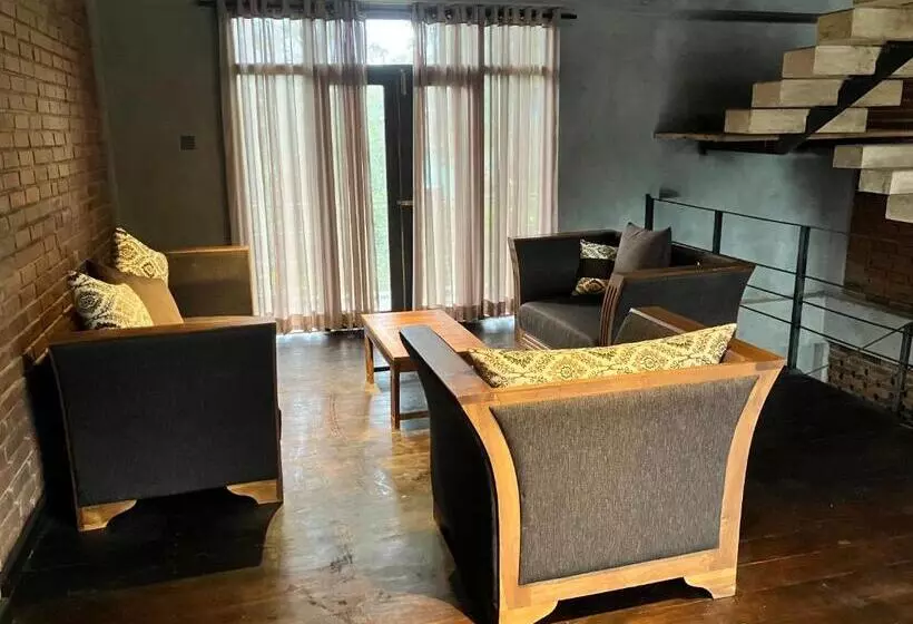 پانسیون Whistling Thrush Cottage