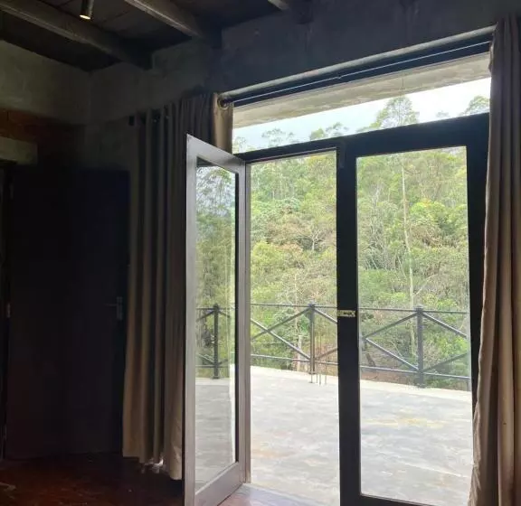 پانسیون Whistling Thrush Cottage