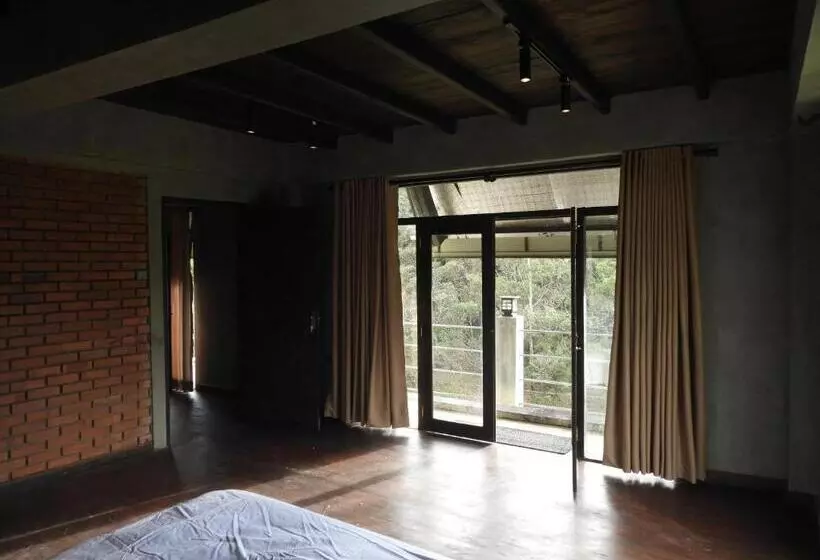 پانسیون Whistling Thrush Cottage