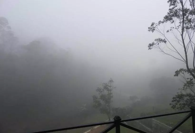 پانسیون Whistling Thrush Cottage