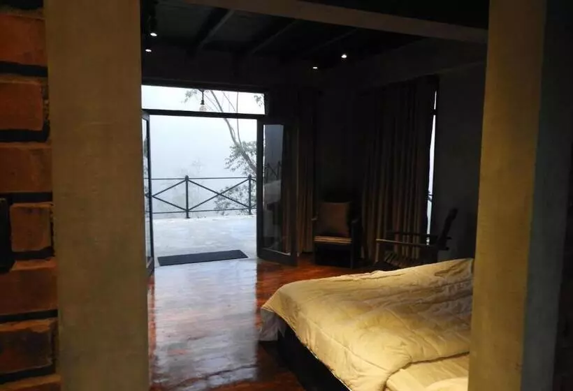 پانسیون Whistling Thrush Cottage