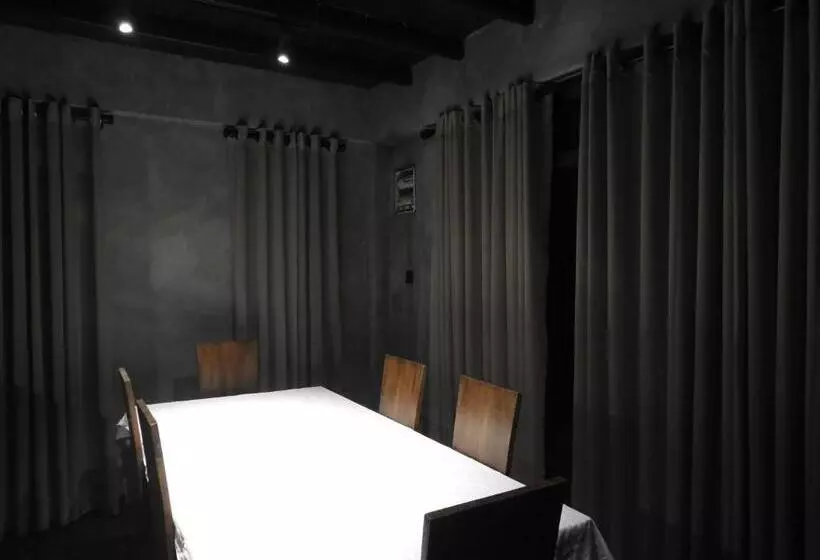 پانسیون Whistling Thrush Cottage