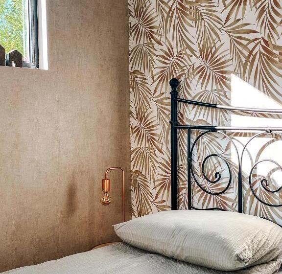 Aamiaismajoitus (B&B) Elysian Fields Tiny House Evergreen