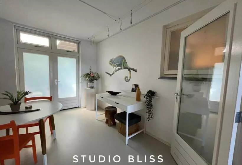 ベッドアンドブレックファースト Studio Bliss
