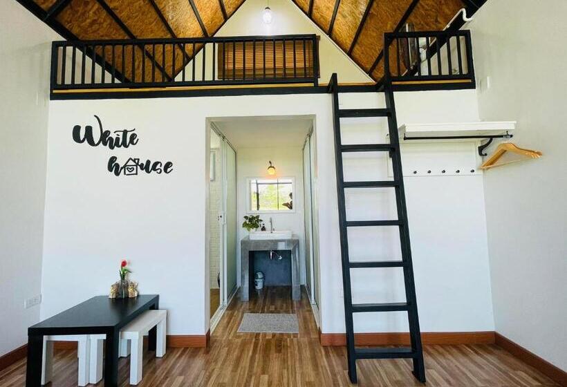 호텔 Whitehouse Resort