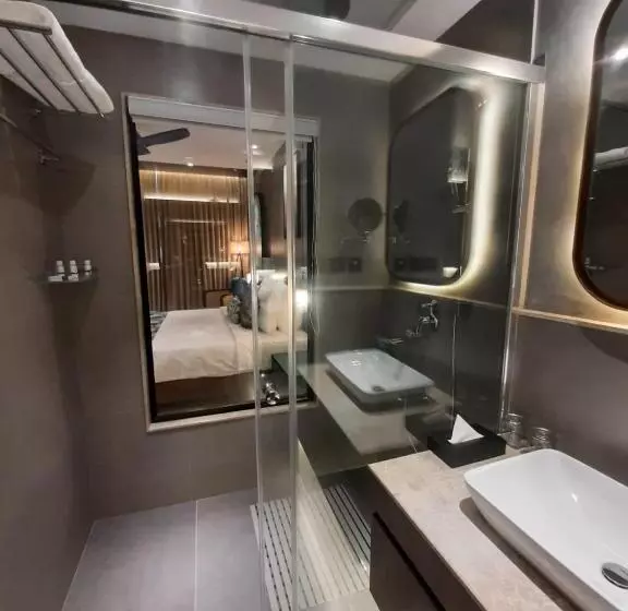 Lomakeskus Flora Misty Falls Athirappilly