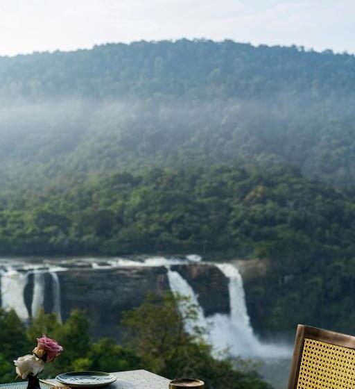 Kurort  Flora Misty Falls Athirappilly