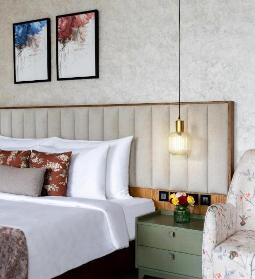 Kurort  Flora Misty Falls Athirappilly