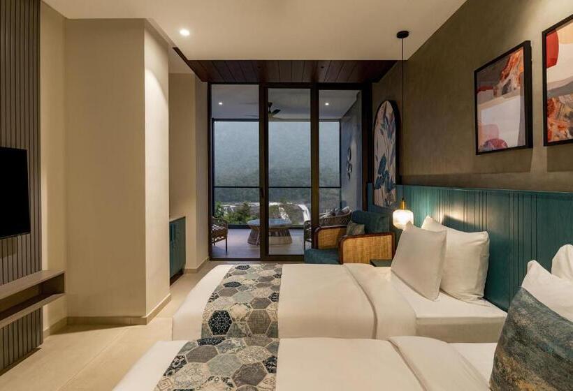 Kurort  Flora Misty Falls Athirappilly