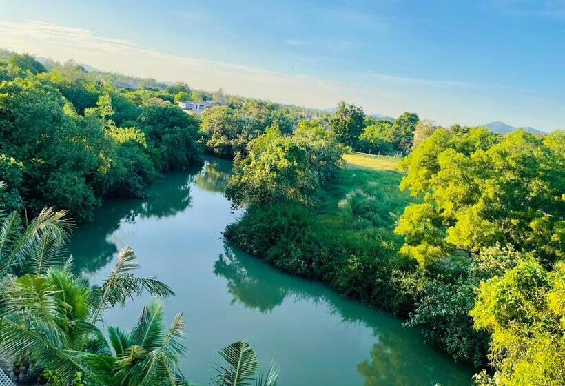 호텔 Triple O Phala Beach