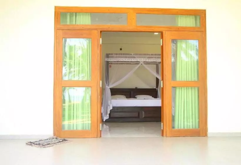 Hotelli Lihini Beach Villa