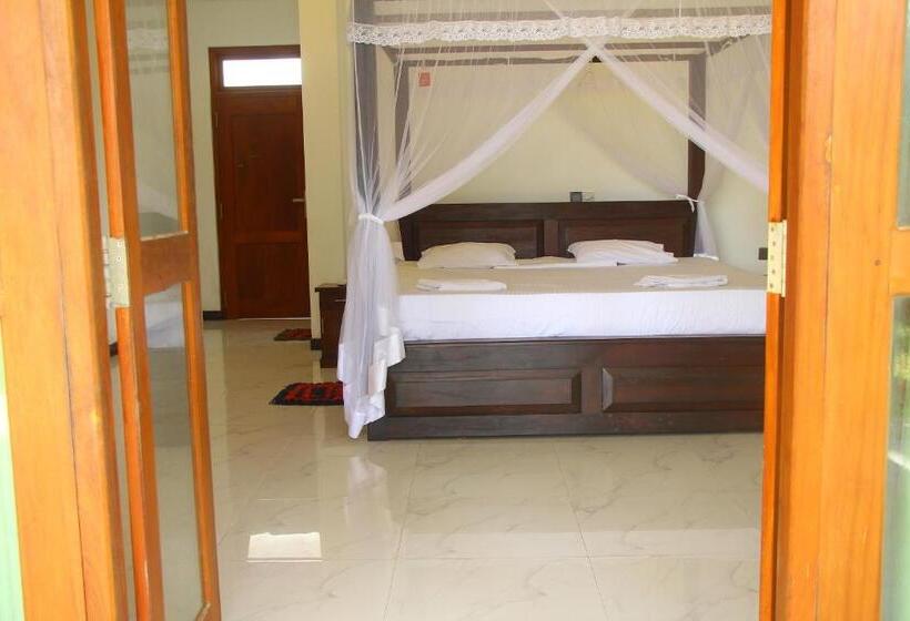 Отель Lihini Beach Villa