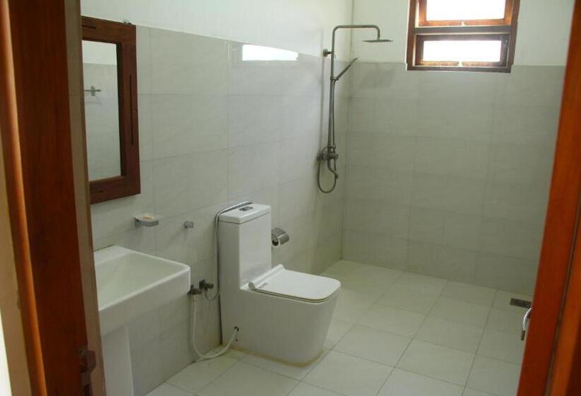 Отель Lihini Beach Villa