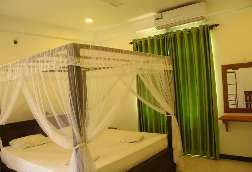 Отель Lihini Beach Villa