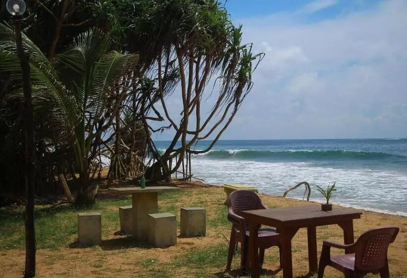 Hotelli Lihini Beach Villa