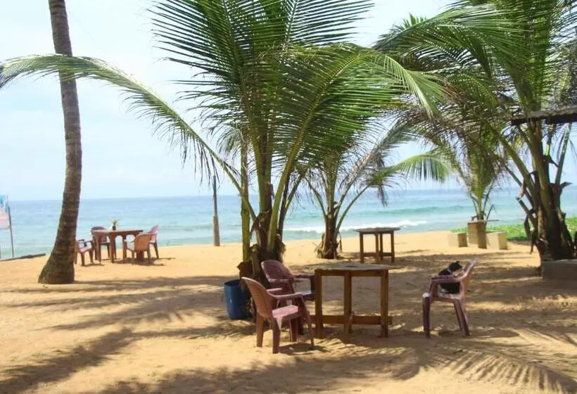 Hotelli Lihini Beach Villa