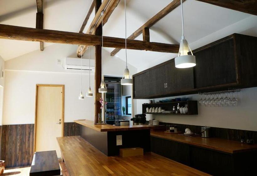 Отель 離島 宿navelの学校 三原港から船で14分