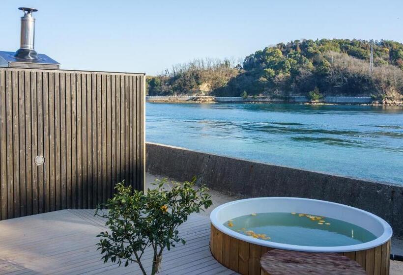 Отель 離島 宿navelの学校 三原港から船で14分