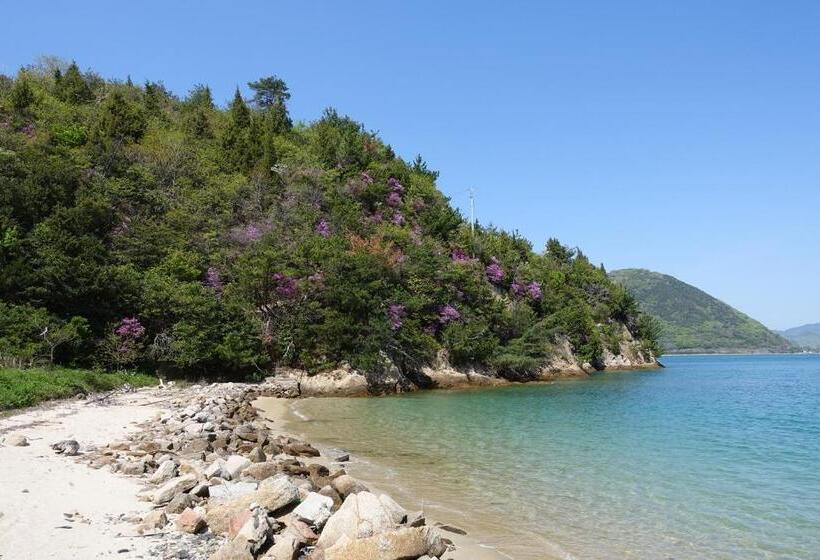 Отель 離島 宿navelの学校 三原港から船で14分
