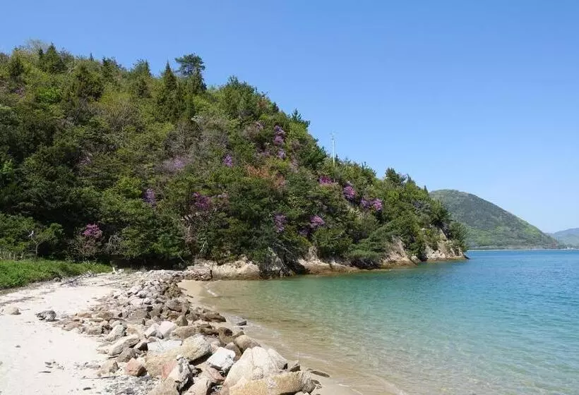 Hotelli 離島 宿navelの学校 三原港から船で14分