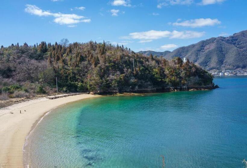 Отель 離島 宿navelの学校 三原港から船で14分