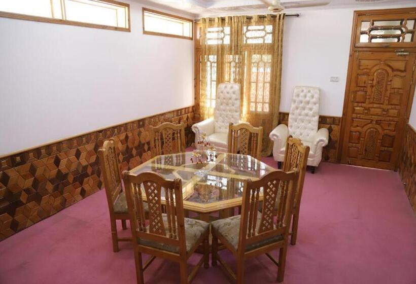 پانسیون Royal Guest House