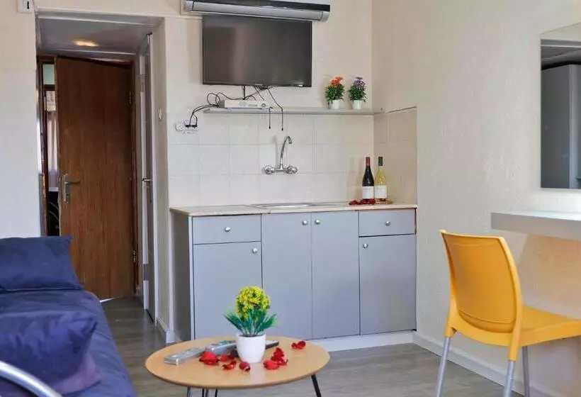 Retkeilymaja Motel Neve Midbar מוטל נווה מדבר