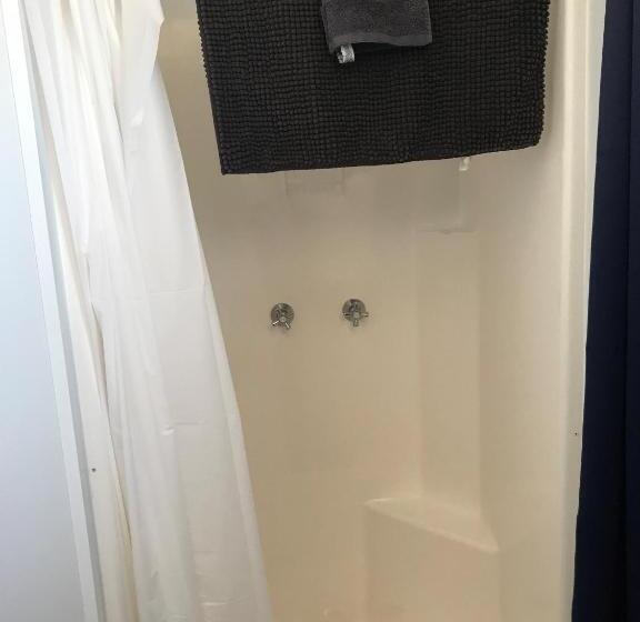 Australian Hotel Winton Cabins