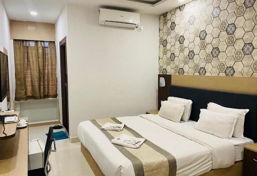 Отель Saayein Residency