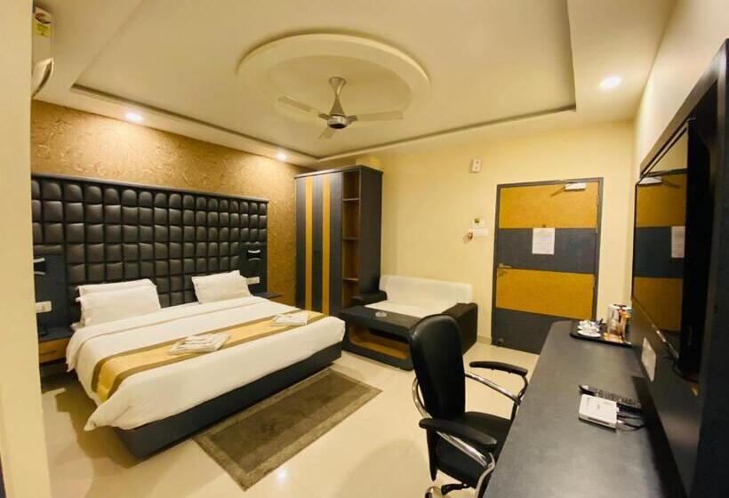 Отель Saayein Residency