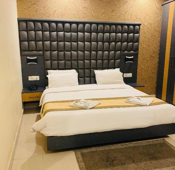 Отель Saayein Residency