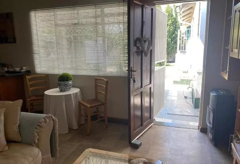 ペンション Silver Linings Guesthouse