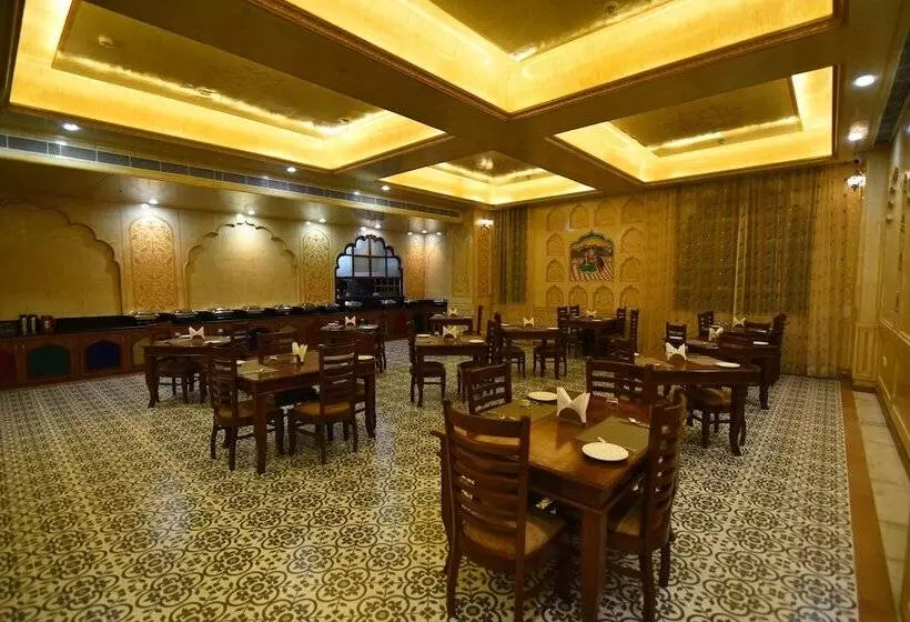 Hotelli R Chandras Palace