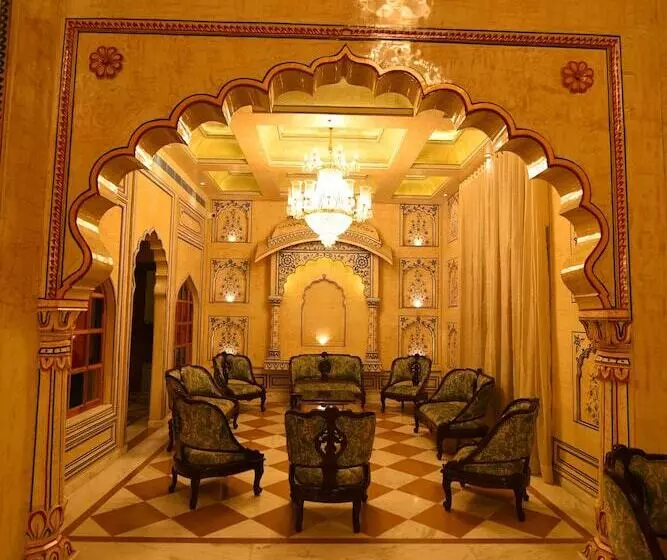 Hotelli R Chandras Palace