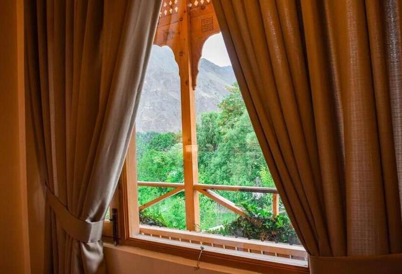 فندق Roomy Hindukush Sarai