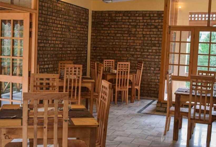 فندق Roomy Hindukush Sarai