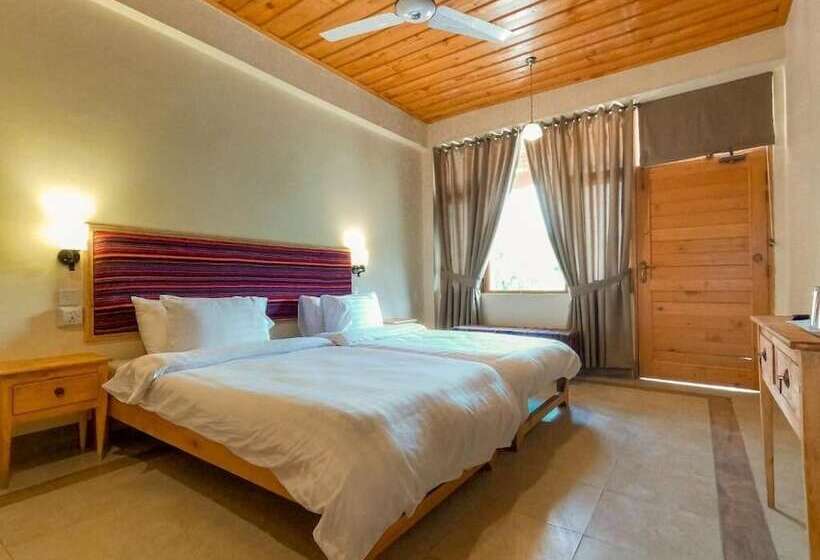 فندق Roomy Hindukush Sarai