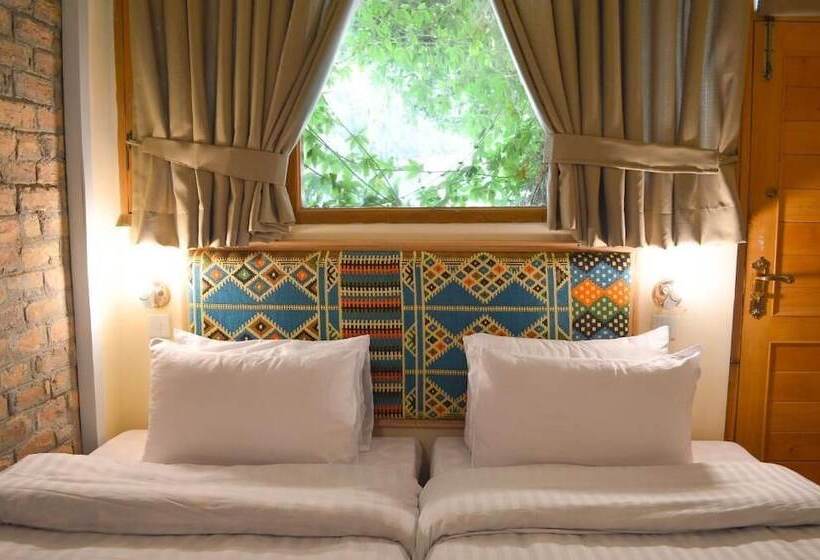 فندق Roomy Hindukush Sarai