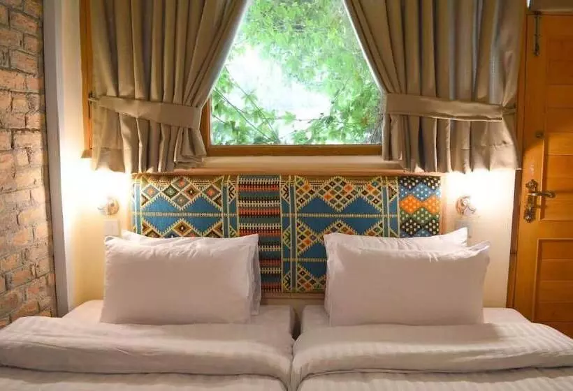 هتل Roomy Hindukush Sarai