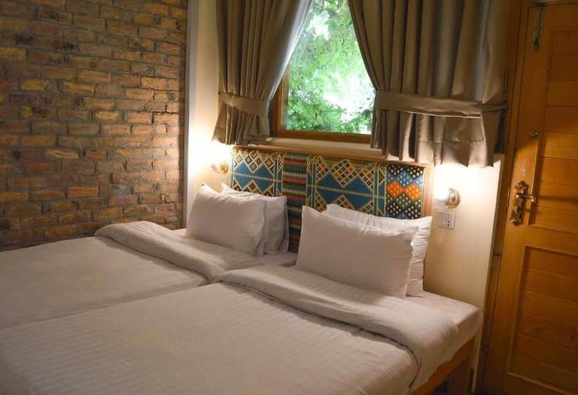 فندق Roomy Hindukush Sarai