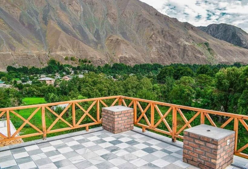 فندق Roomy Hindukush Sarai
