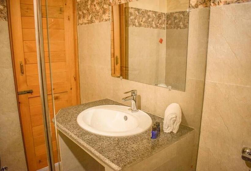 فندق Roomy Hindukush Sarai