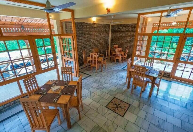 فندق Roomy Hindukush Sarai