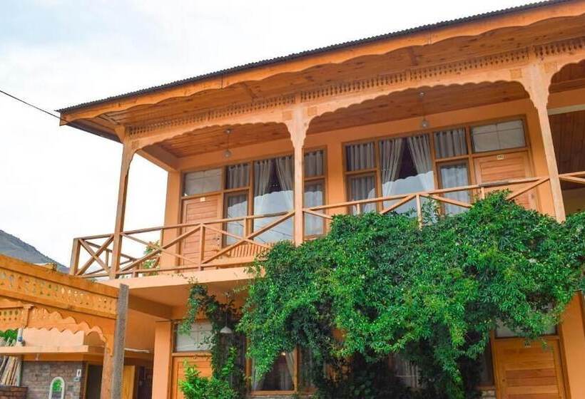 فندق Roomy Hindukush Sarai