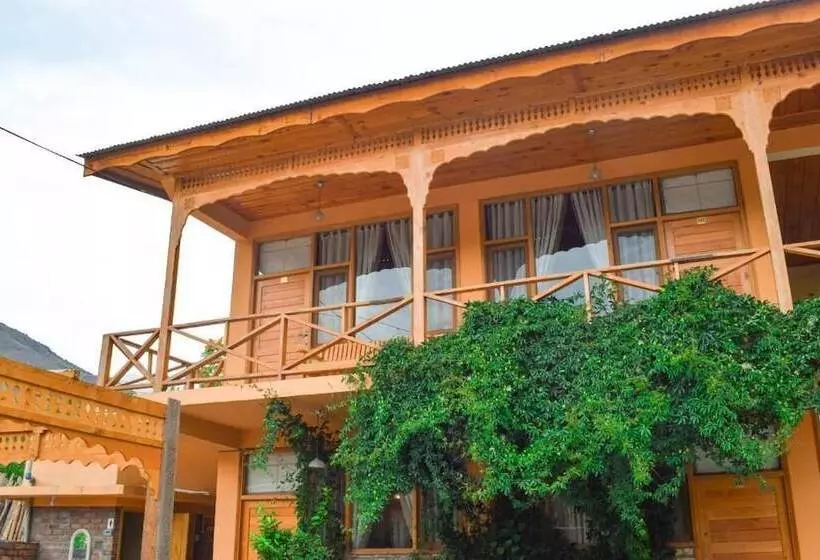 هتل Roomy Hindukush Sarai