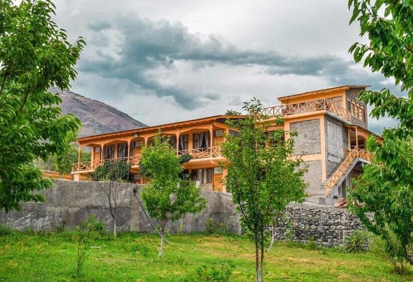 فندق Roomy Hindukush Sarai